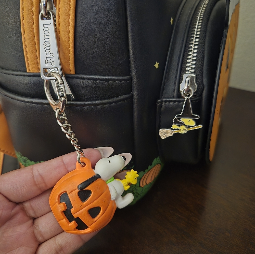 Loungefly Peanuts Snoopy Halloween Backpack and Wallet Set Plus Keychain - Picture 3 of 7